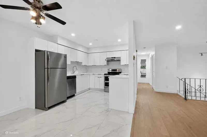 15 2998 MOUAT DRIVE - photo 4 of 25