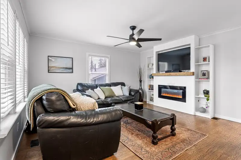 20156 WANSTEAD STREET - photo 4 of 40