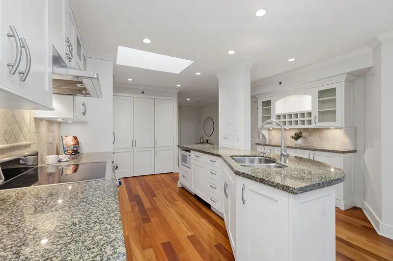 302 2455 BELLEVUE AVENUE - photo 4 of 25