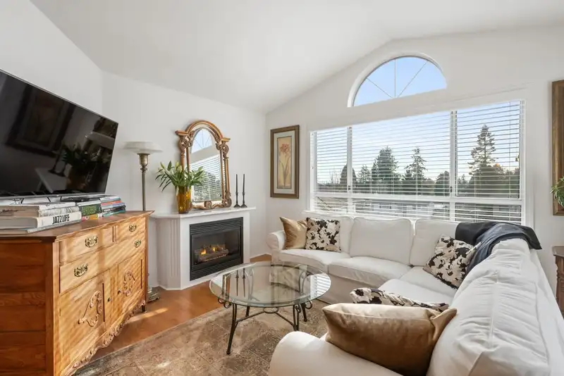 405 15991 THRIFT AVENUE - photo 3 of 38