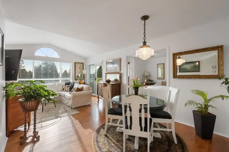405 15991 THRIFT AVENUE - photo 4 of 38