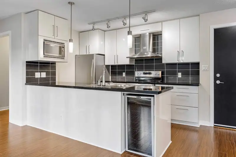 302 633 ABBOTT STREET - photo 1 of 40
