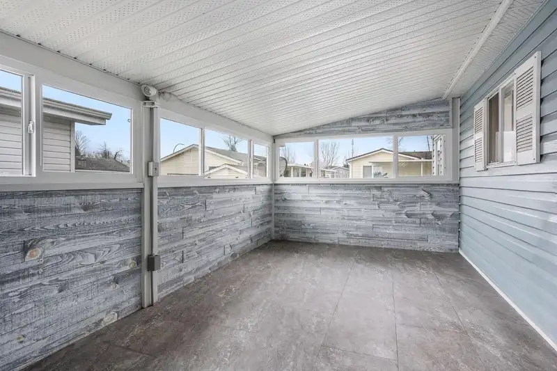 136 9055 ASHWELL ROAD - photo 4 of 33