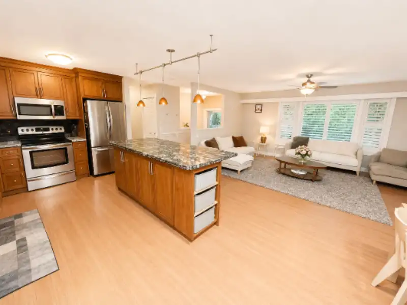 3370 VIEWMOUNT DRIVE - photo 3 of 37