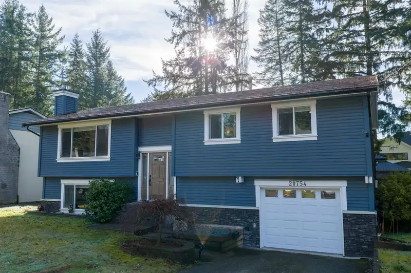 20754 39A AVENUE - photo 3 of 33