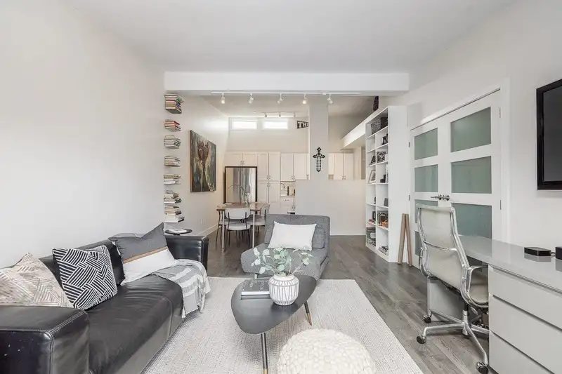 408 2333 TRIUMPH STREET - photo 2 of 34