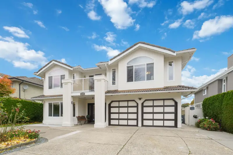 12183 77 AVENUE - photo 2 of 25