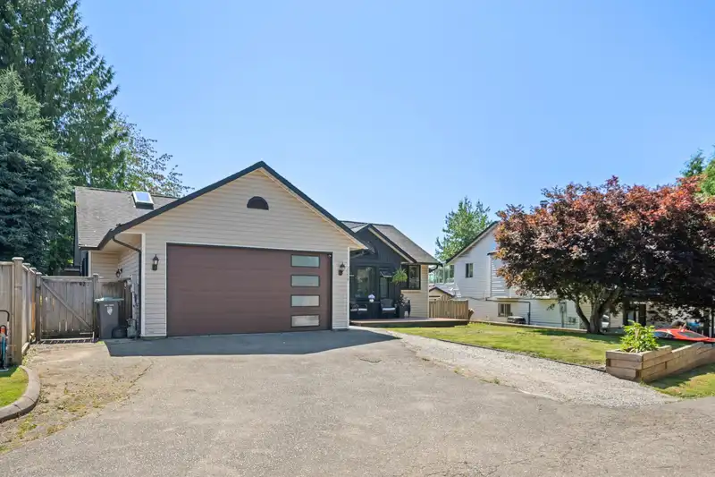 21219 89B AVENUE - photo 3 of 40