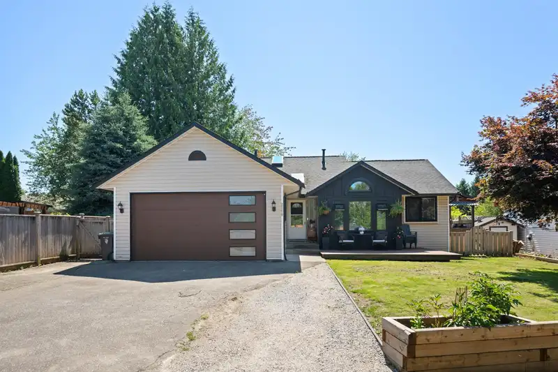 21219 89B AVENUE - photo 4 of 40