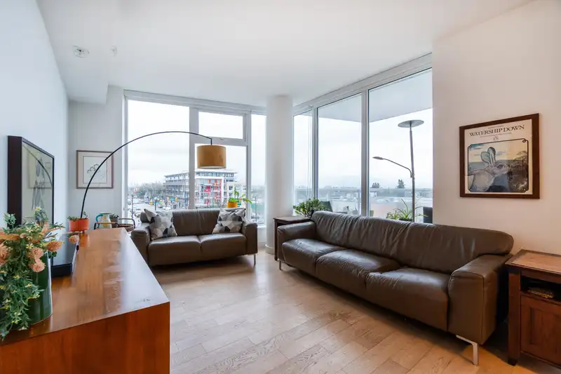 511 2220 KINGSWAY - photo 1 of 40