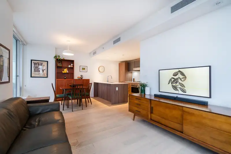 511 2220 KINGSWAY - photo 3 of 40