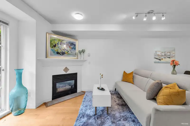 217 678 W 7TH AVENUE - photo 3 of 22