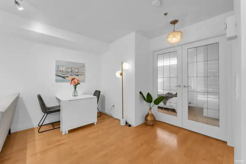 217 678 W 7TH AVENUE - photo 4 of 22