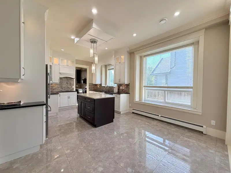 8018 155A STREET - photo 3 of 39