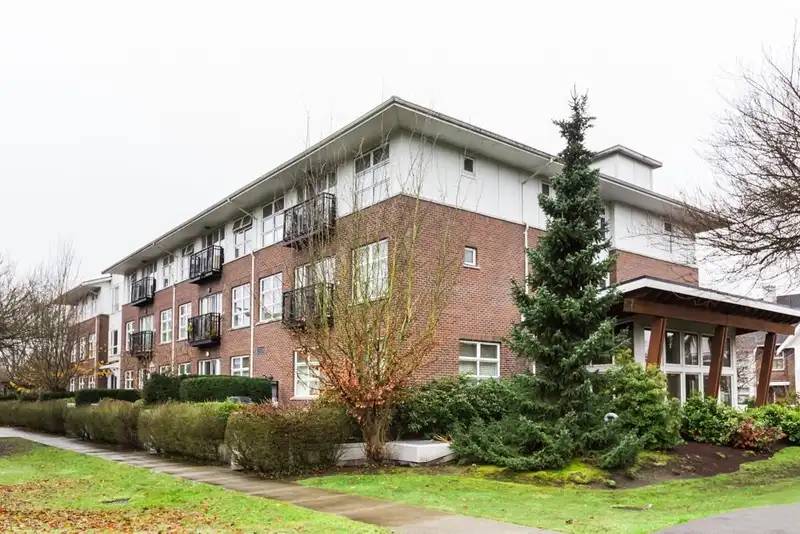 305 215 BROOKES STREET - photo 1 of 24
