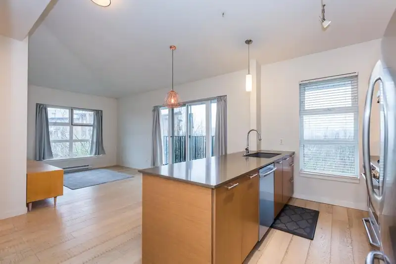 305 215 BROOKES STREET - photo 3 of 24