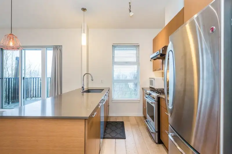 305 215 BROOKES STREET - photo 4 of 24