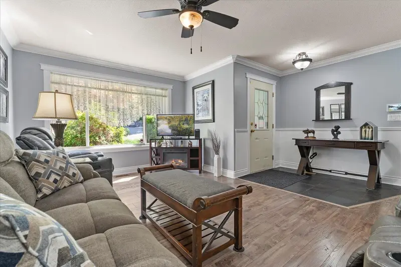 35 34250 HAZELWOOD AVENUE - photo 3 of 25