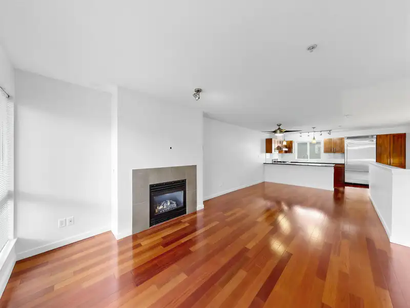 210 670 W 6TH AVENUE - photo 2 of 23