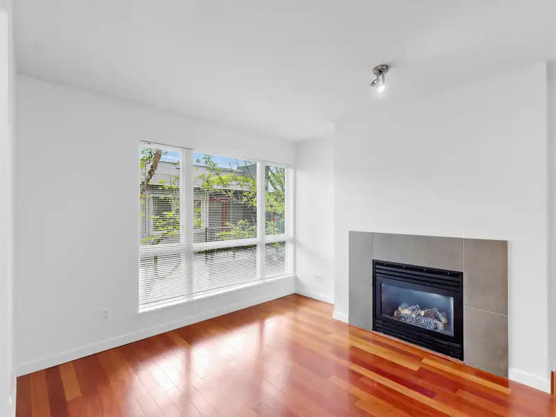 210 670 W 6TH AVENUE - photo 4 of 23