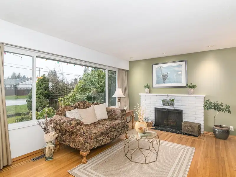 11423 94 AVENUE - photo 3 of 38