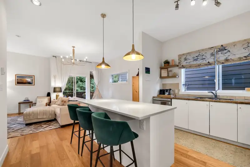 21 40137 GOVERNMENT ROAD - photo 2 of 40