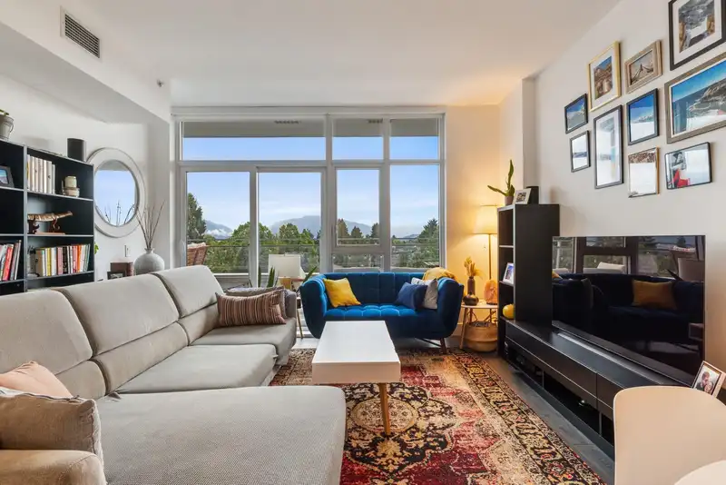 608 2435 KINGSWAY - photo 4 of 40