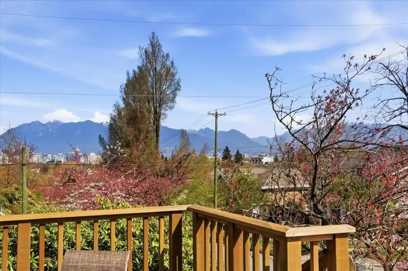 706 W 24TH AVENUE - photo 3 of 36