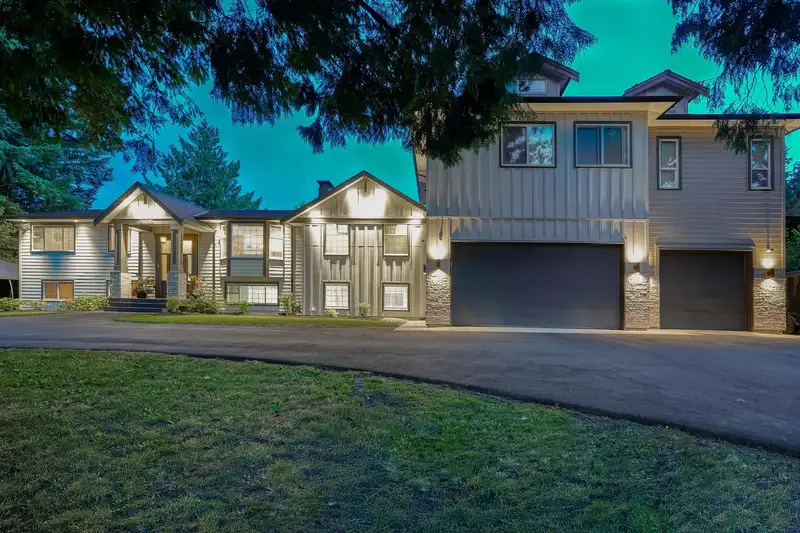 24096 52 AVENUE - photo 1 of 40