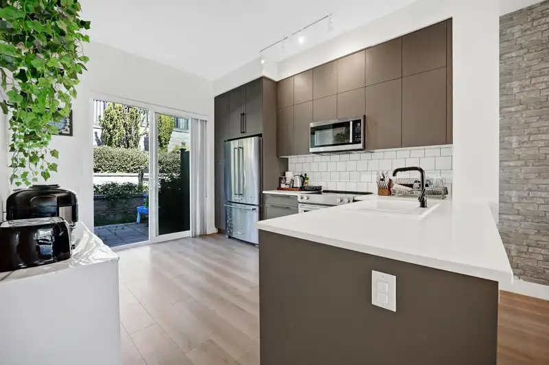 62 3552 VICTORIA DRIVE - photo 1 of 35