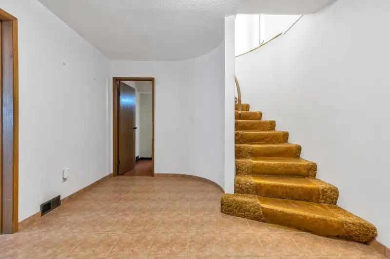 2848 E 42ND AVENUE - photo 3 of 34
