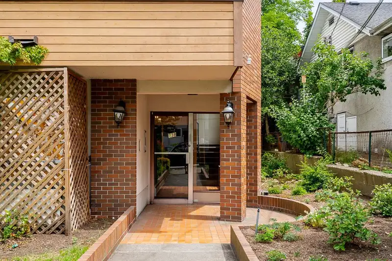 302 138 TEMPLETON DRIVE - photo 4 of 29
