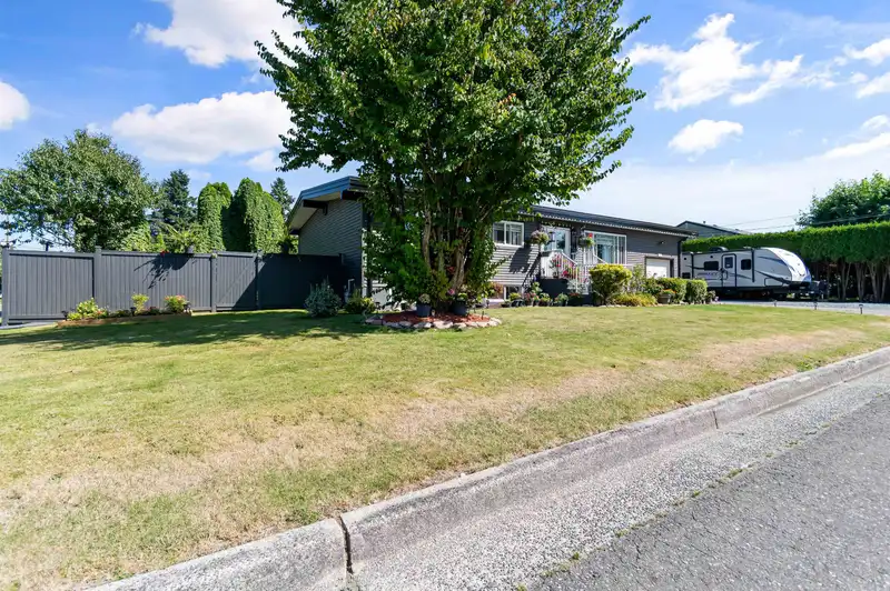 8550 NORMAN CRESCENT - photo 4 of 40