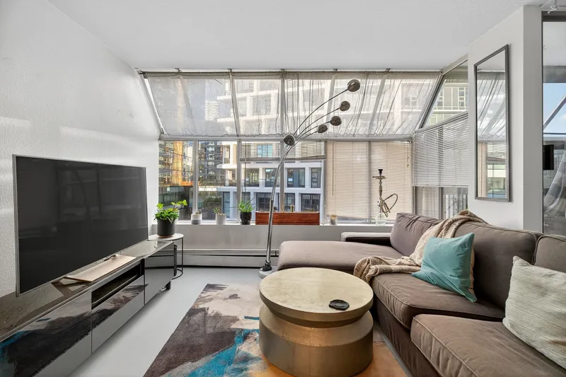 902 950 DRAKE STREET - photo 3 of 25