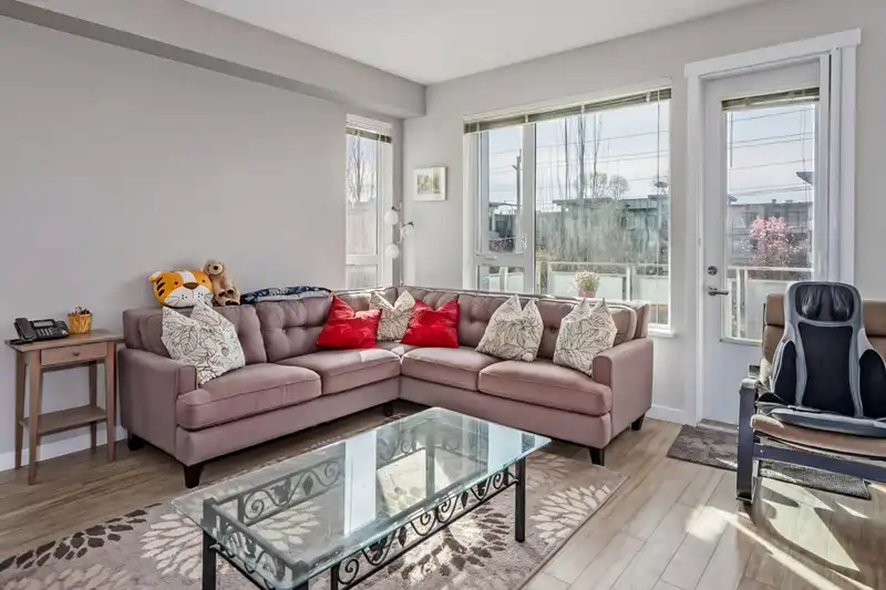 3107 E KENT AVENUE NORTH AVENUE - photo 4 of 40