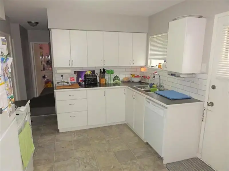 11480 96A AVENUE - photo 3 of 5