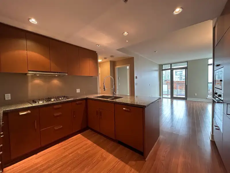 2501 3008 GLEN DRIVE - photo 2 of 16