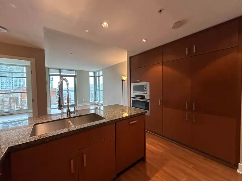 2501 3008 GLEN DRIVE - photo 3 of 16