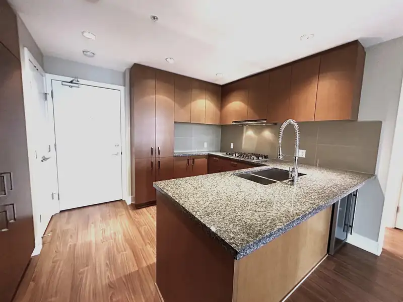 2501 3008 GLEN DRIVE - photo 4 of 16
