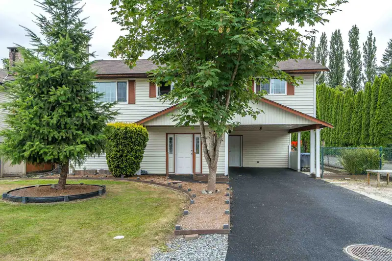 14380 66 AVENUE - photo 3 of 21