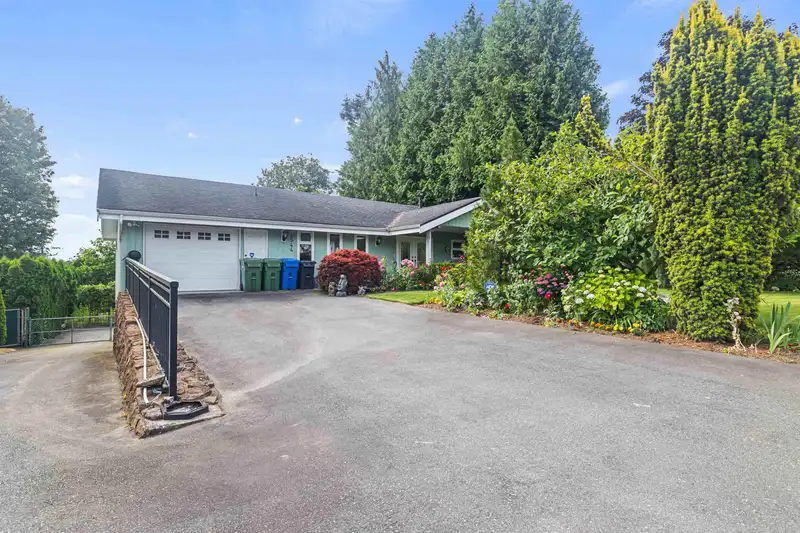 2544 SUNNYSIDE CRESCENT - photo 1 of 40
