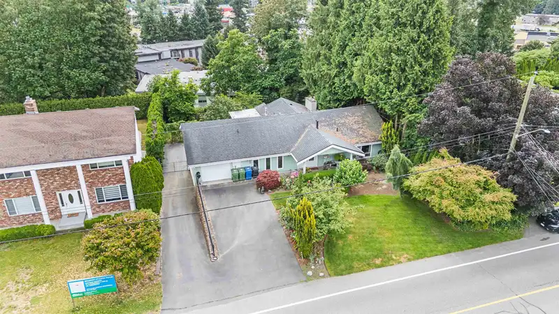 2544 SUNNYSIDE CRESCENT - photo 2 of 40