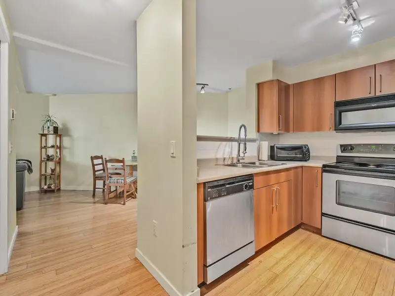 107 3575 EUCLID AVENUE - photo 2 of 25