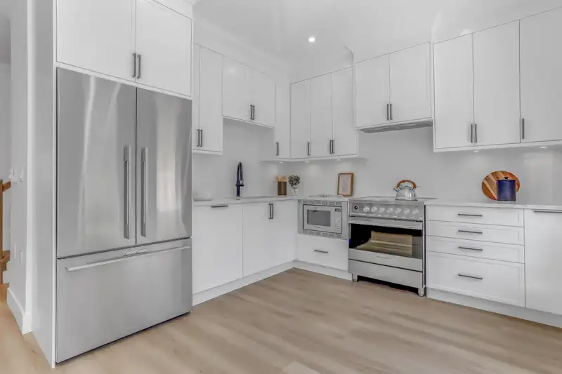 23 22811 MCLEAN AVENUE - photo 4 of 8