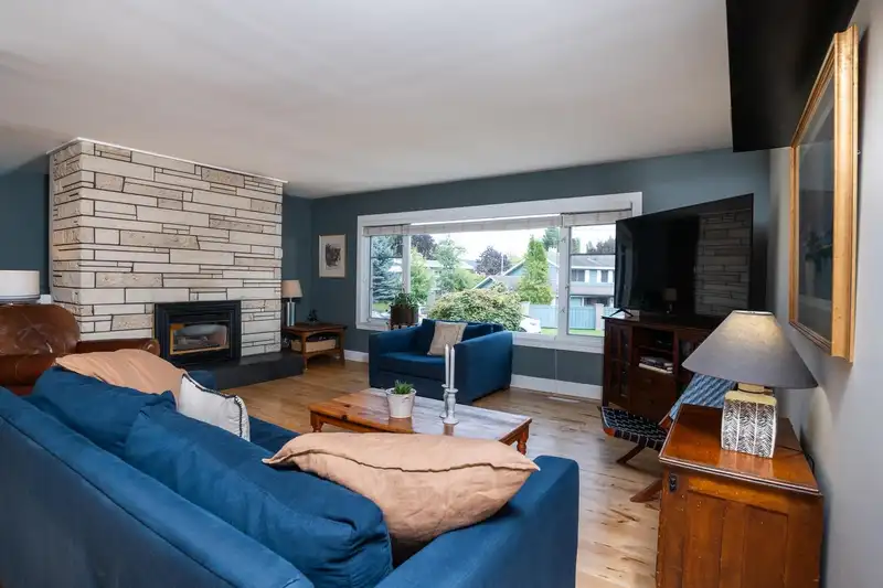 5050 MASSEY DRIVE - photo 3 of 36