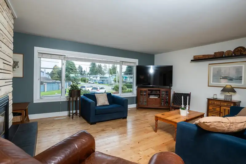 5050 MASSEY DRIVE - photo 4 of 36