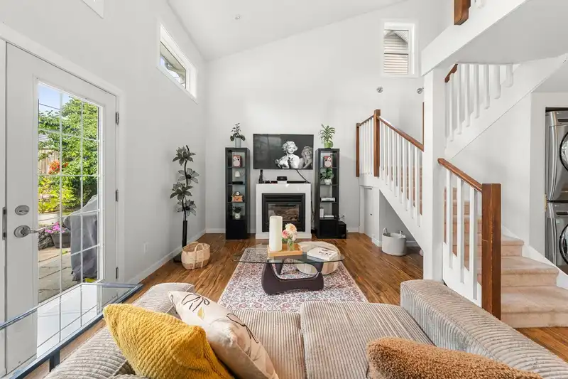 462 E 4TH STREET - photo 2 of 34