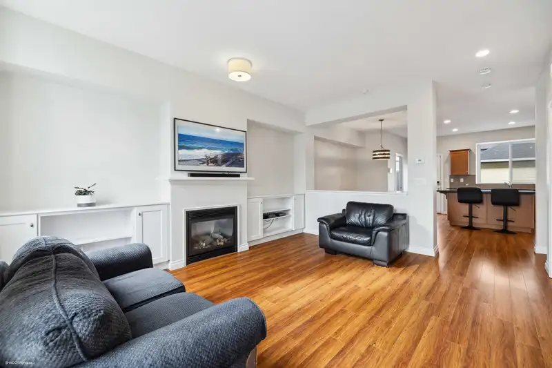 18025 70 AVENUE - photo 4 of 30