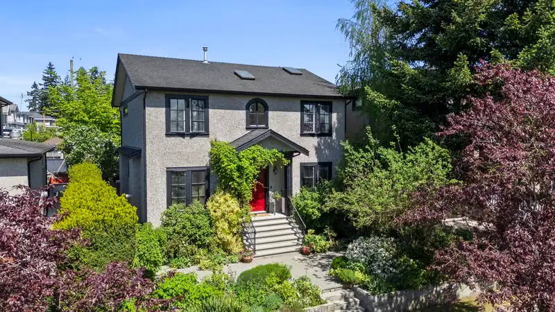 125 W 39TH AVENUE - photo 1 of 40