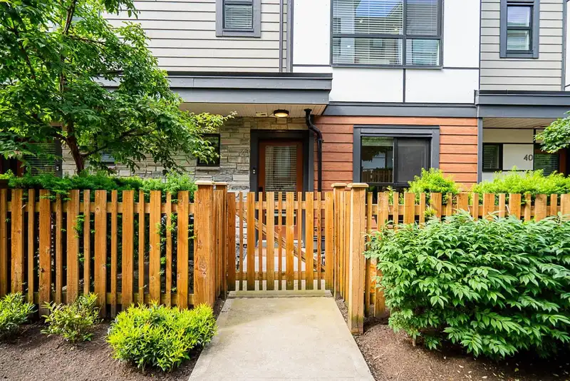 41 20150 81 AVENUE - photo 1 of 32